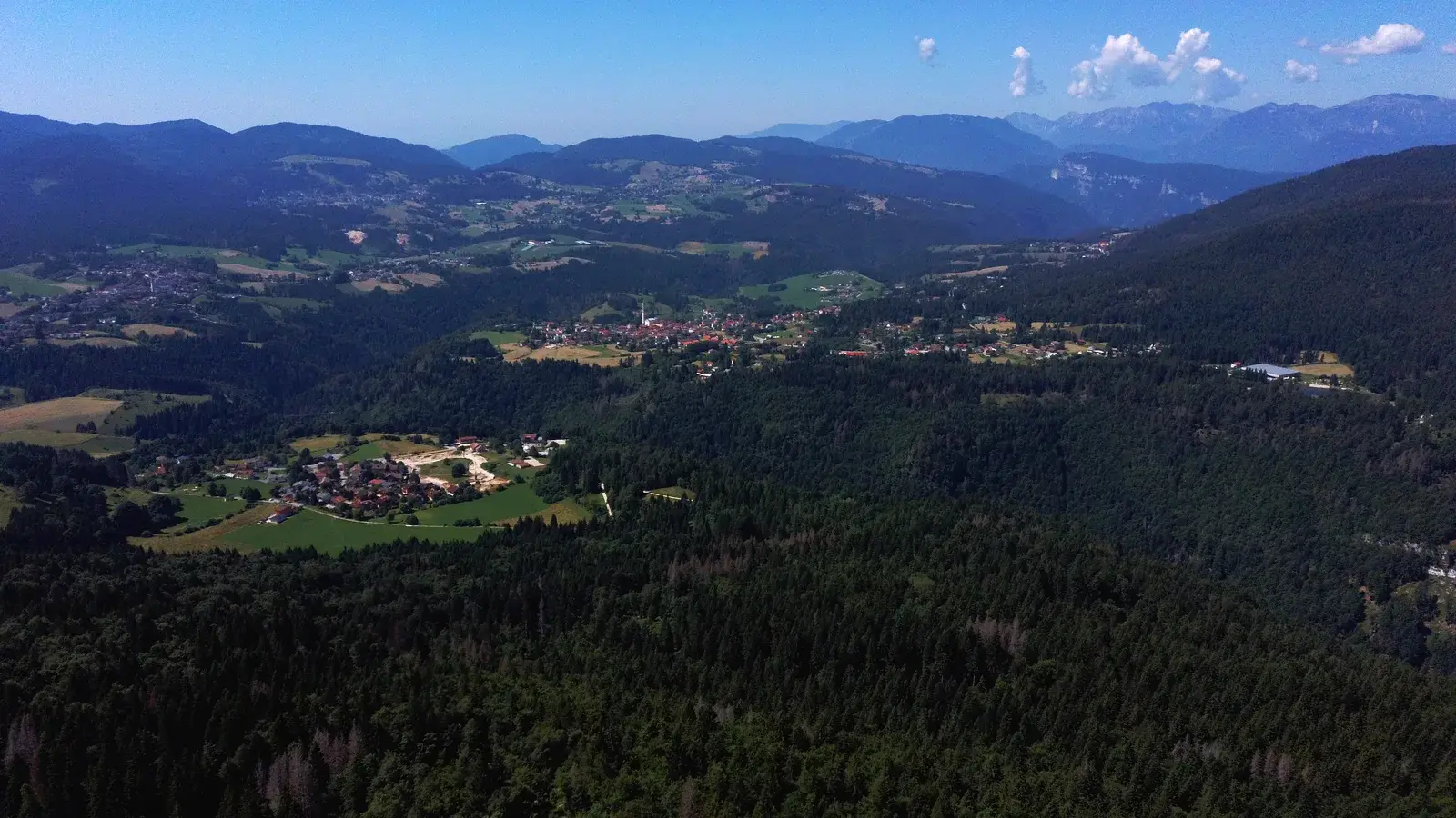 L’Altopiano di Asiago visto dall’alto, con i pascoli e i boschi