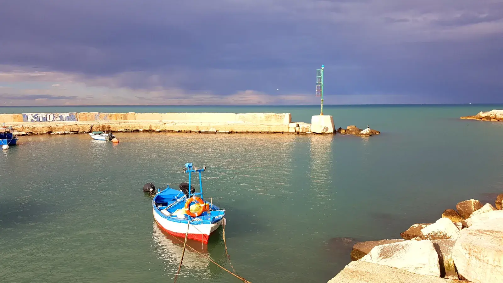 Cala Portecchia a Mola di Bari, con la roccia bassa e l’acqua turchese