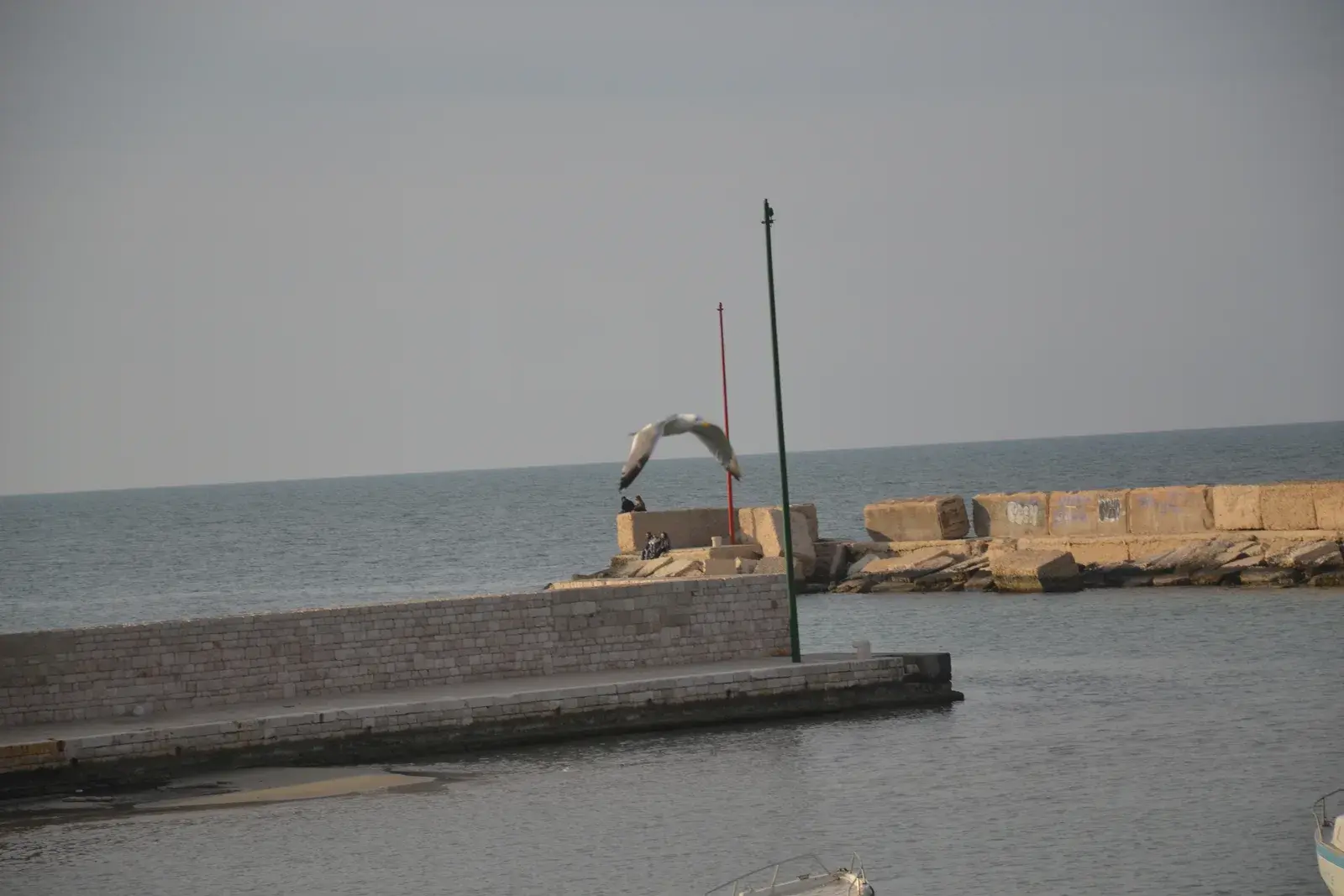 Il piccolo porto peschereccio di Torre a Mare, alla periferia sud di Bari