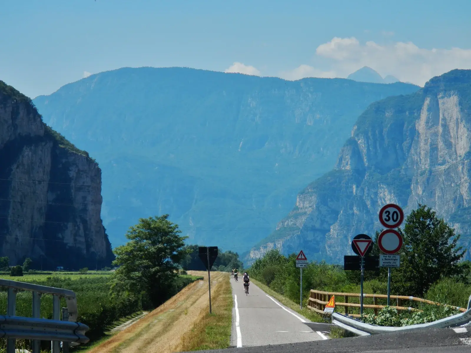 La pista ciclabile della Valle dell’Adige fra i vigneti, in direzione Trento