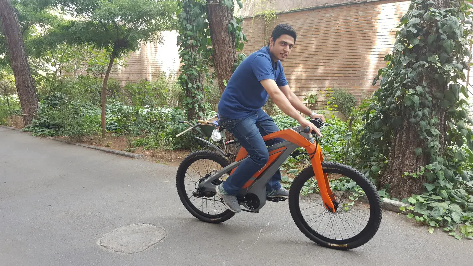Una persona pedala su una bicicletta elettrica