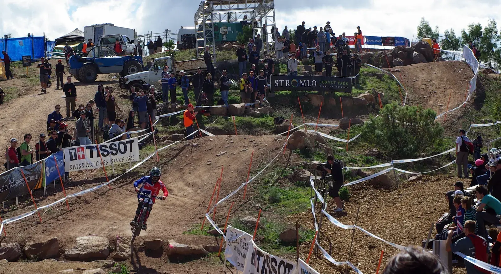 Un biker in discesa su un sentiero di mountain bike downhill