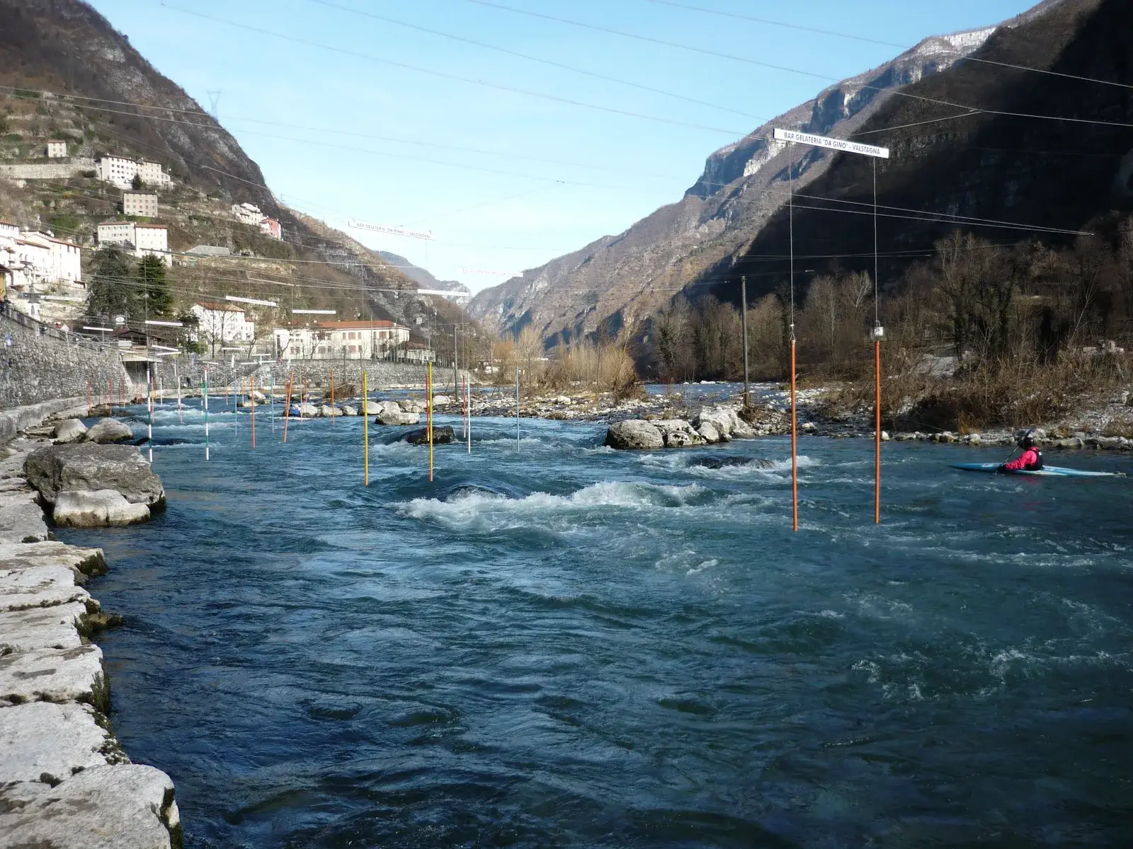 Il percorso di canoa slalom sul Brenta a Valstagna visto dalla riva