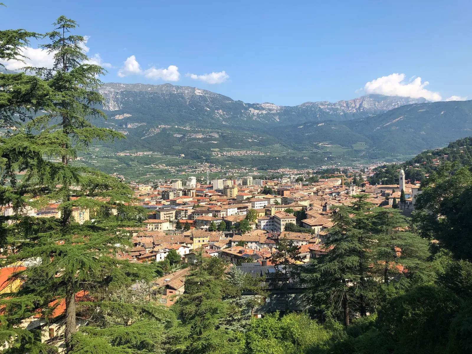 Panorama della città di Rovereto con le montagne della Vallagarina