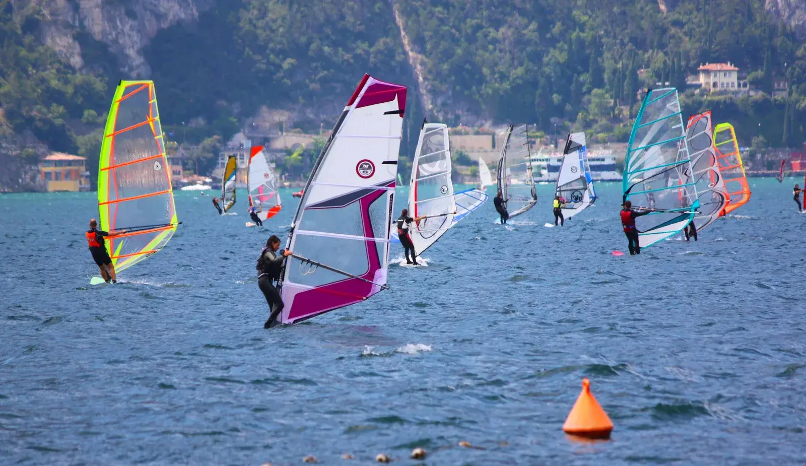 Windsurfisti sull’acqua davanti a Torbole, sul lago di Garda
