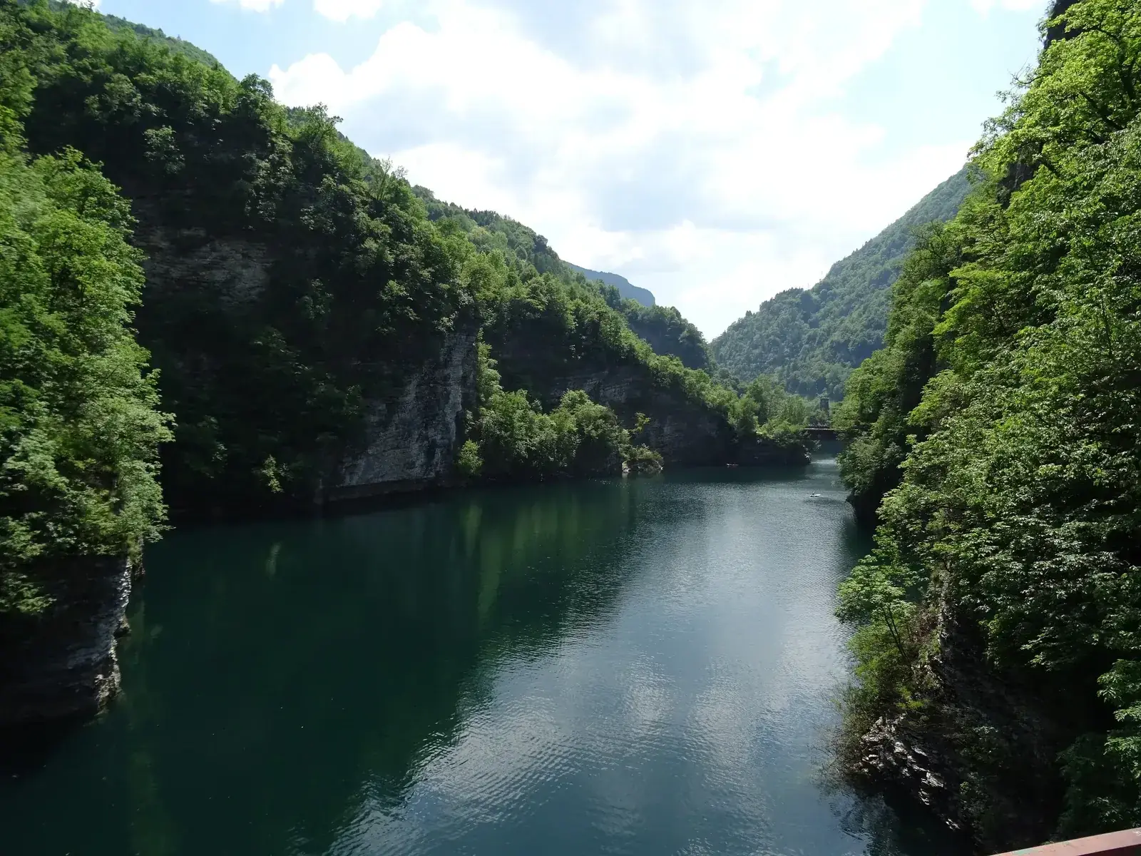 Il tratto stretto del Lago di Corlo fra pareti rocciose e bosco
