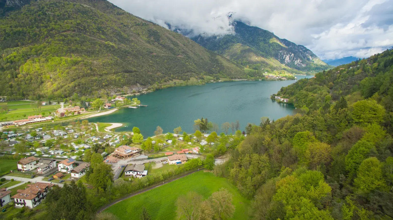 Veduta panoramica del Lago di Ledro e della valle circostante