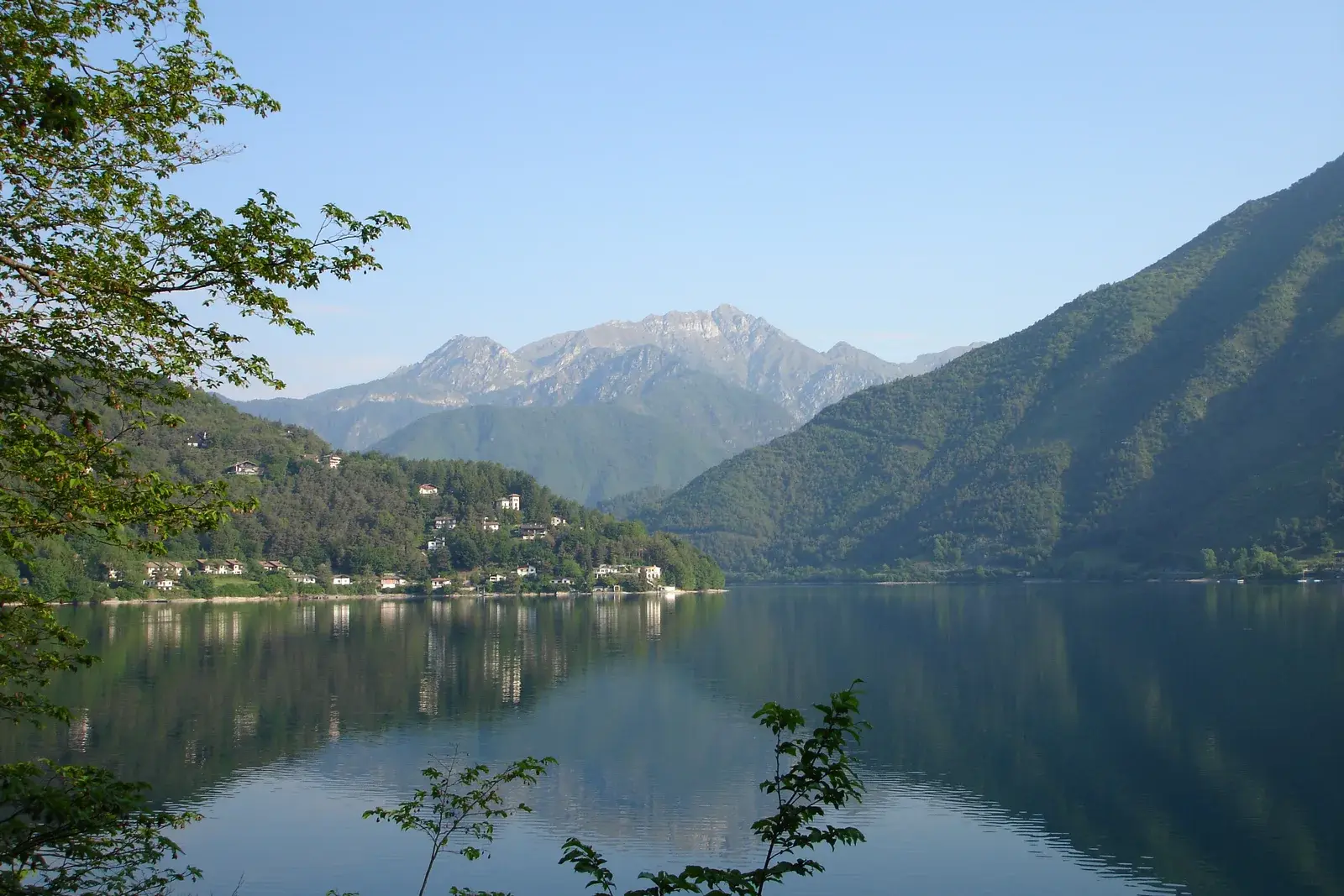 Il Lago di Ledro con il Monte Cadria sullo sfondo