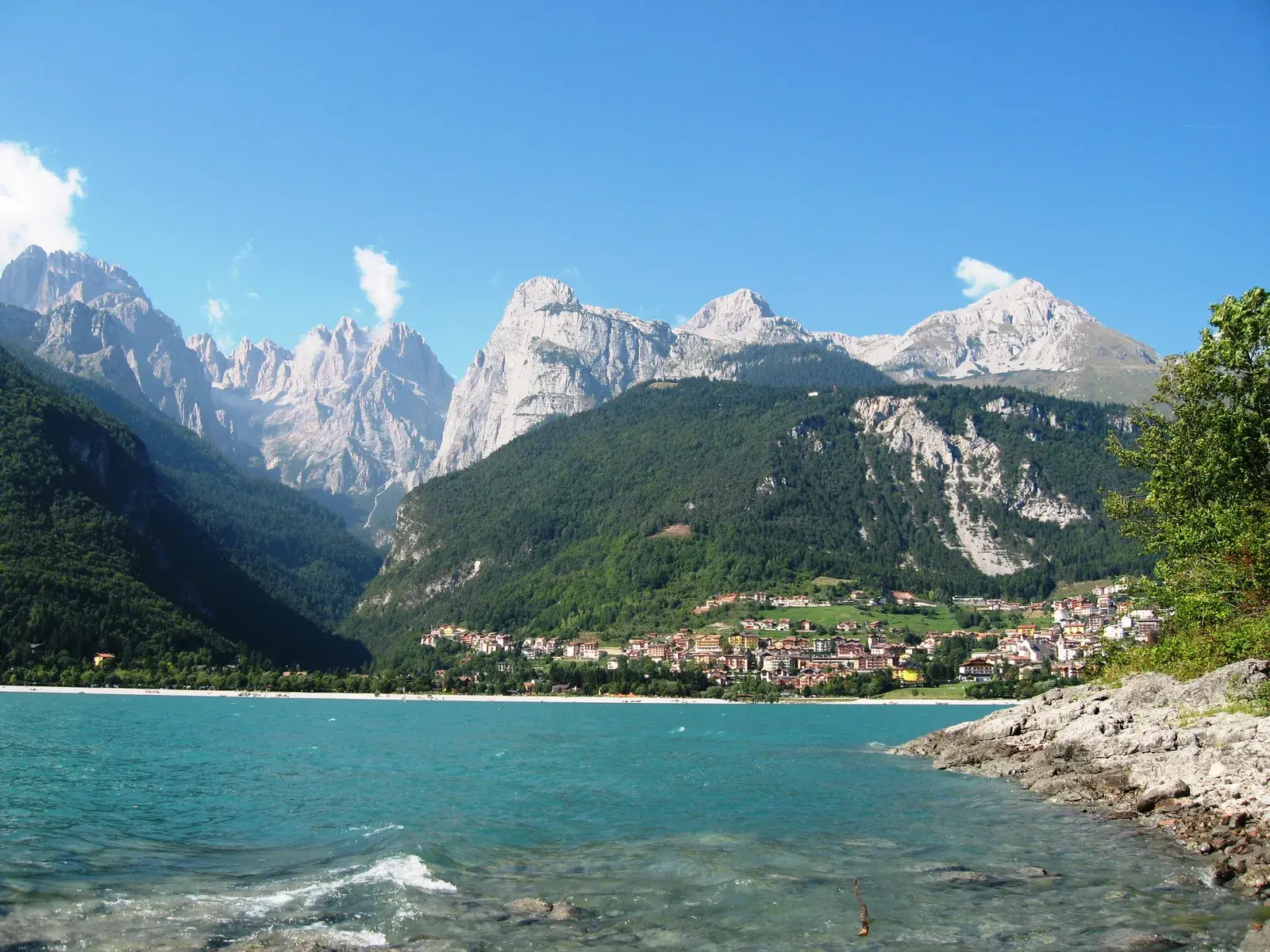 Il Lago di Molveno in estate, con la superficie calma al mattino