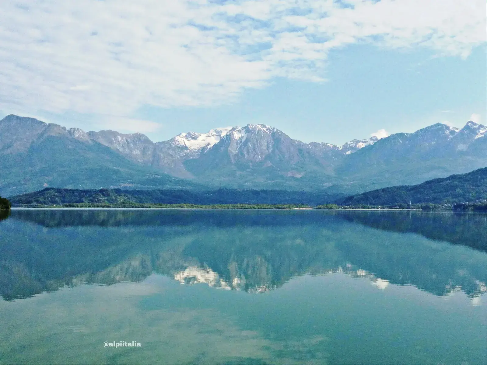 Riflessi sull’acqua ferma del Lago di Santa Croce