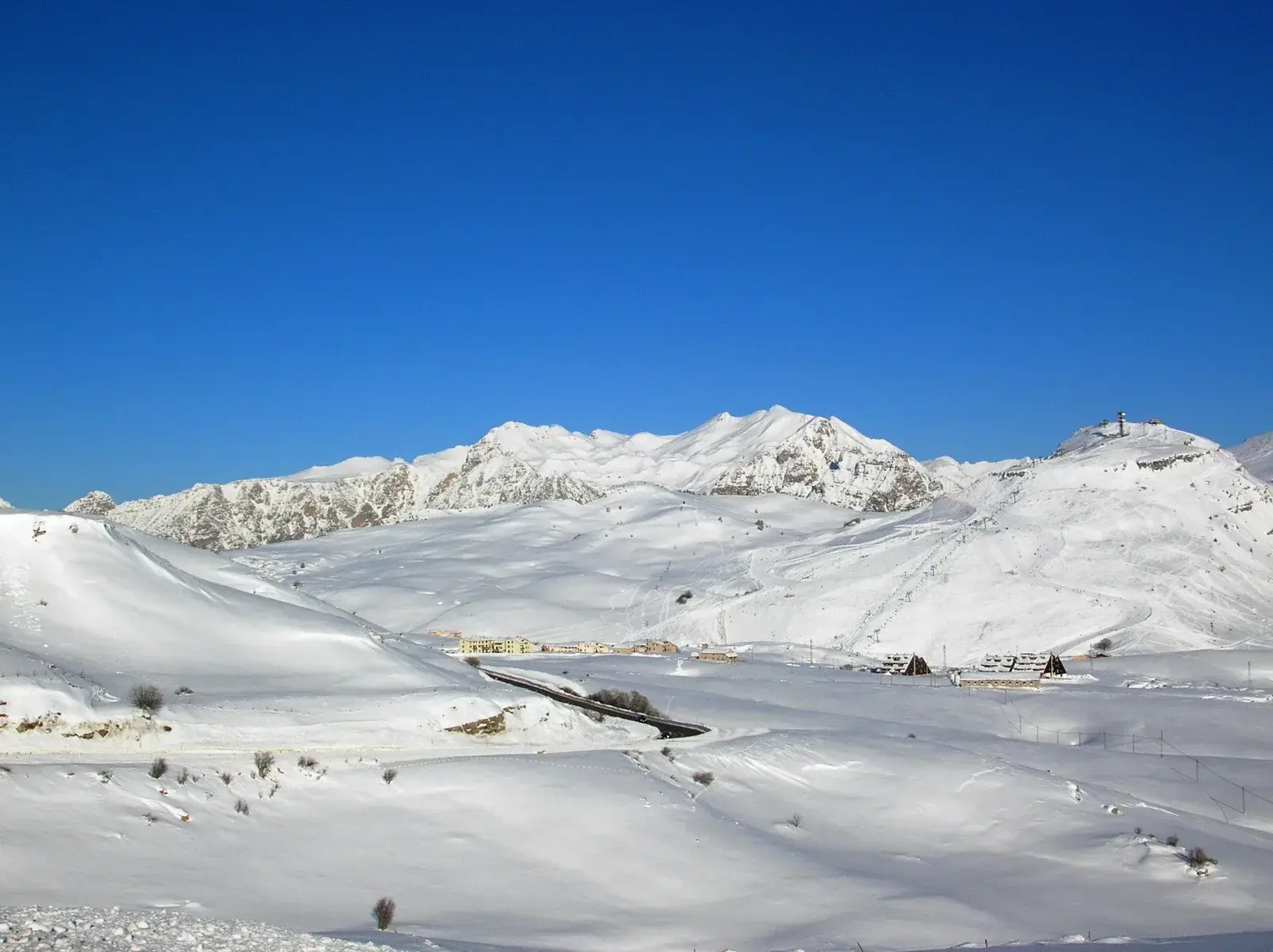 L’Alta Lessinia innevata a Malga San Giorgio, con il gruppo del Carega sullo sfondo