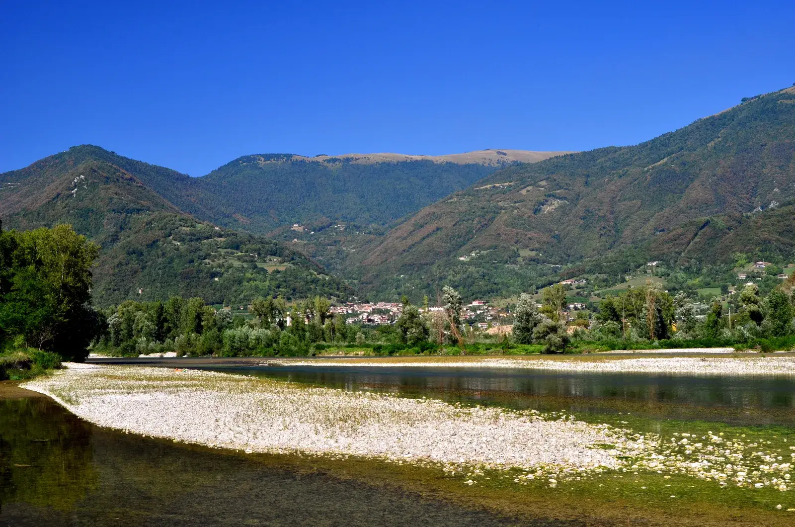 Il Piave visto dal Parco del Piave a Fener, con il greto ghiaioso e i rami d’acqua