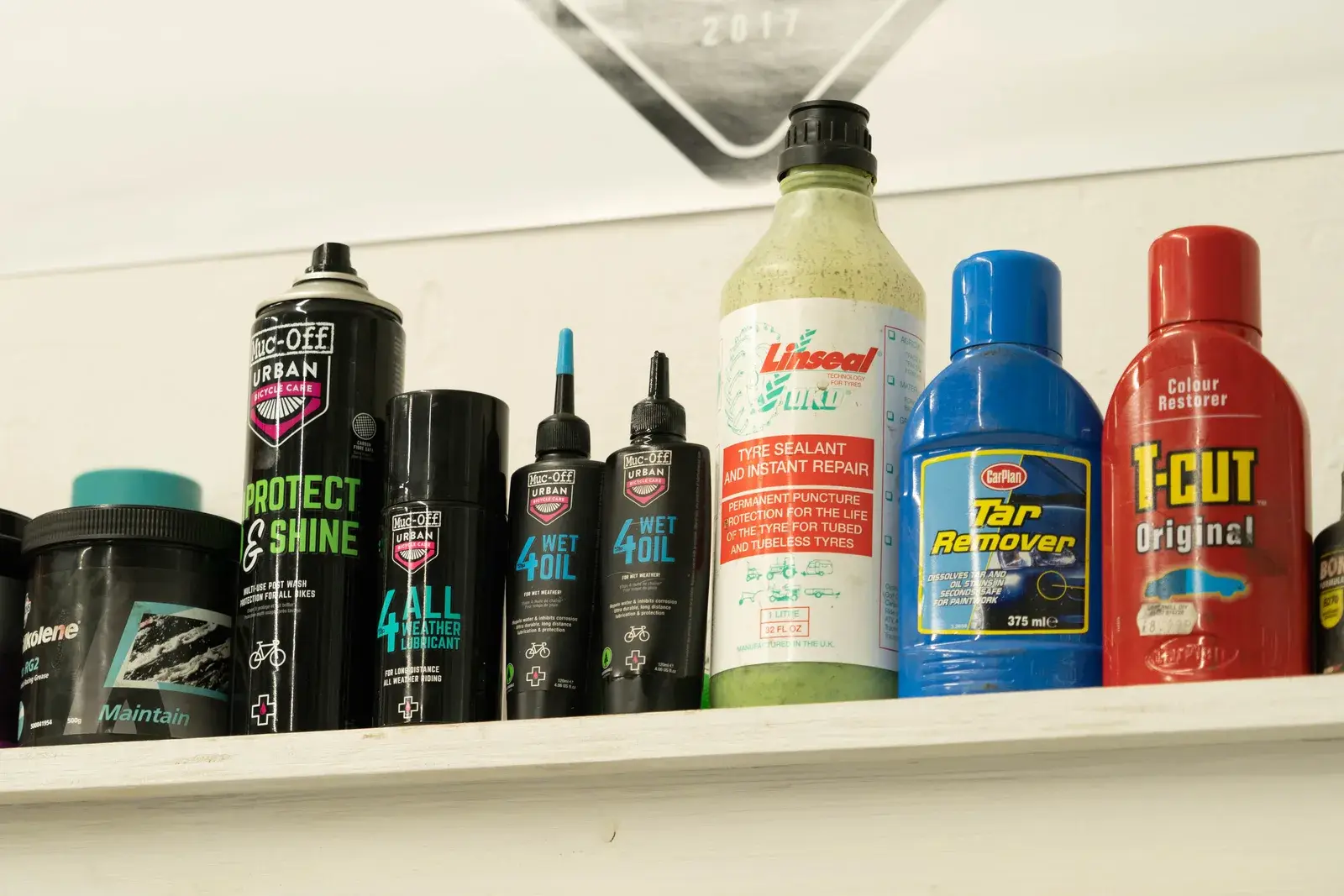 Lubrificanti, sgrassatori e liquido antiforatura per bici su uno scaffale