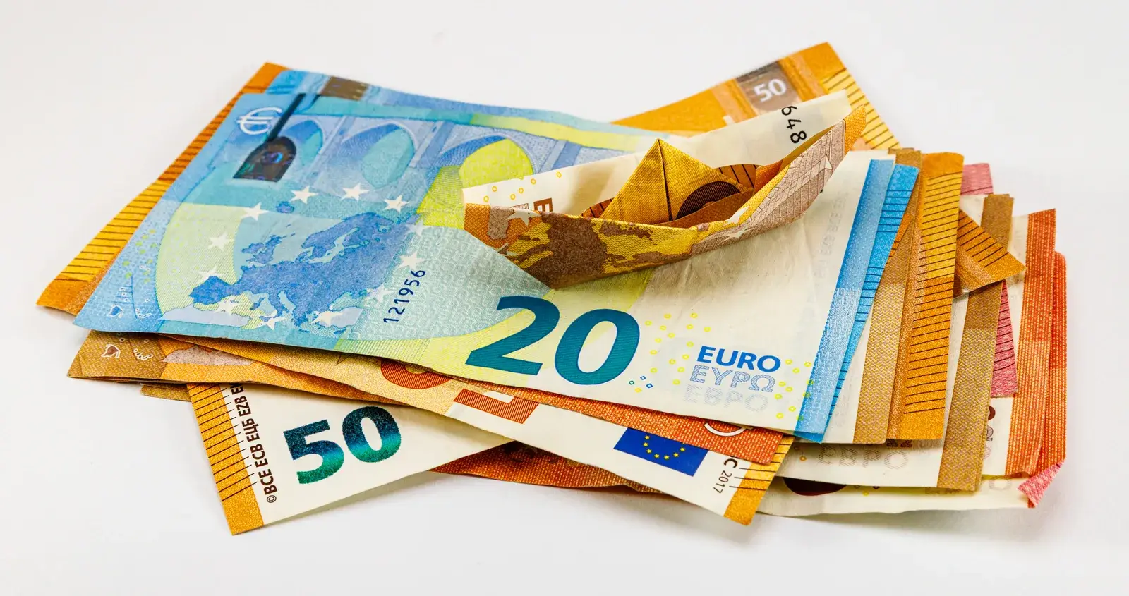 Banconote da 20 e 50 euro sparse su un tavolo