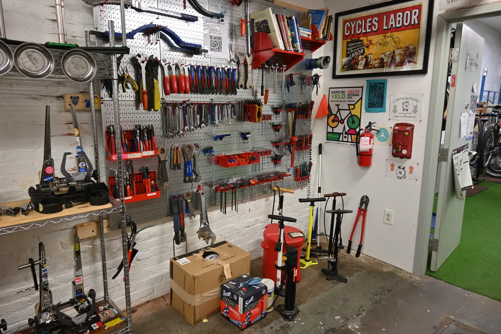 Parete di attrezzi ordinati in un’officina per biciclette
