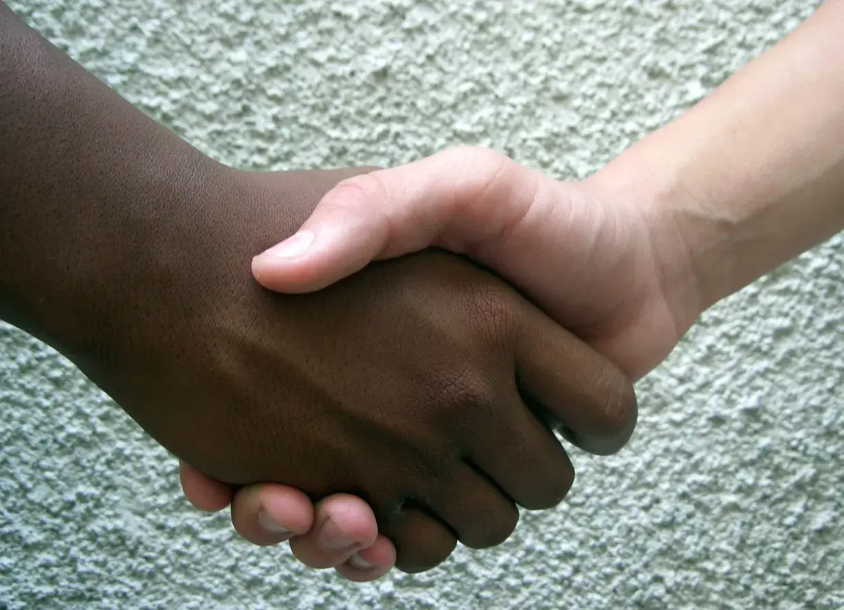 Due persone si stringono la mano