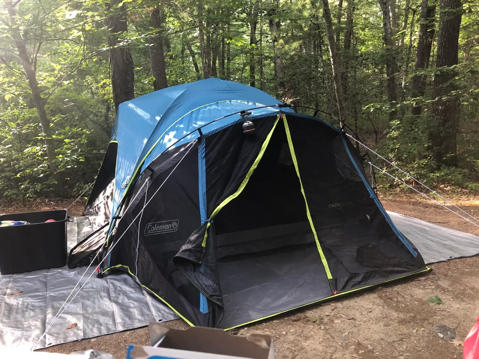 Una tenda a cupola montata su un telo in un bosco