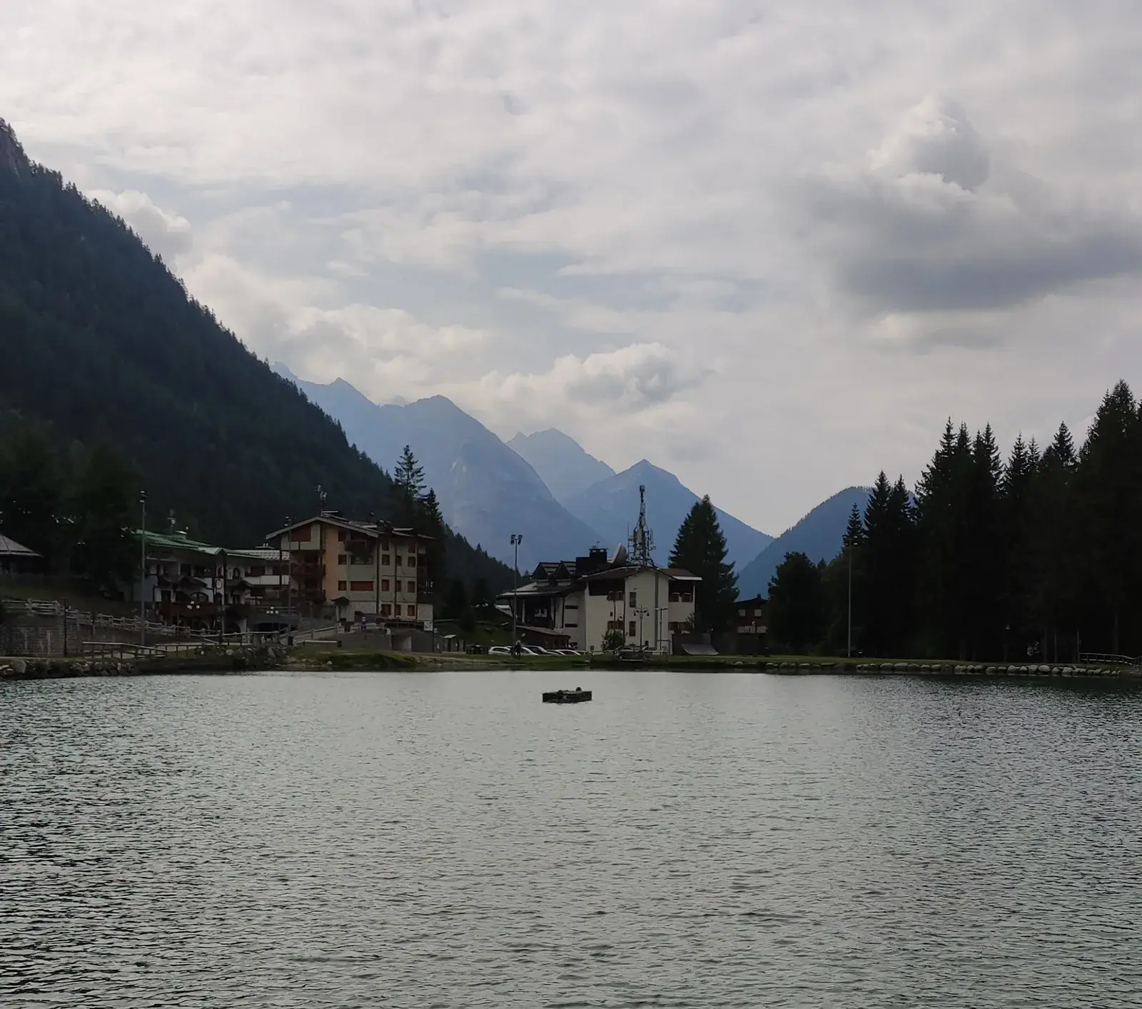 Il laghetto di Madonna di Campiglio in estate con le montagne riflesse