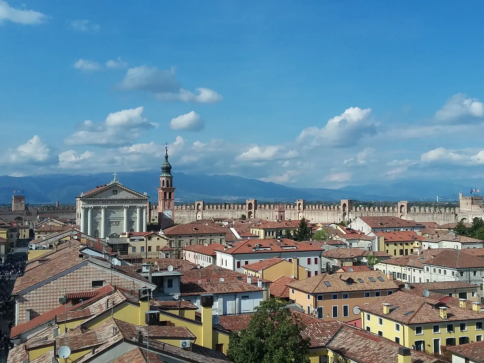 Il centro di Cittadella visto dal camminamento sulle mura