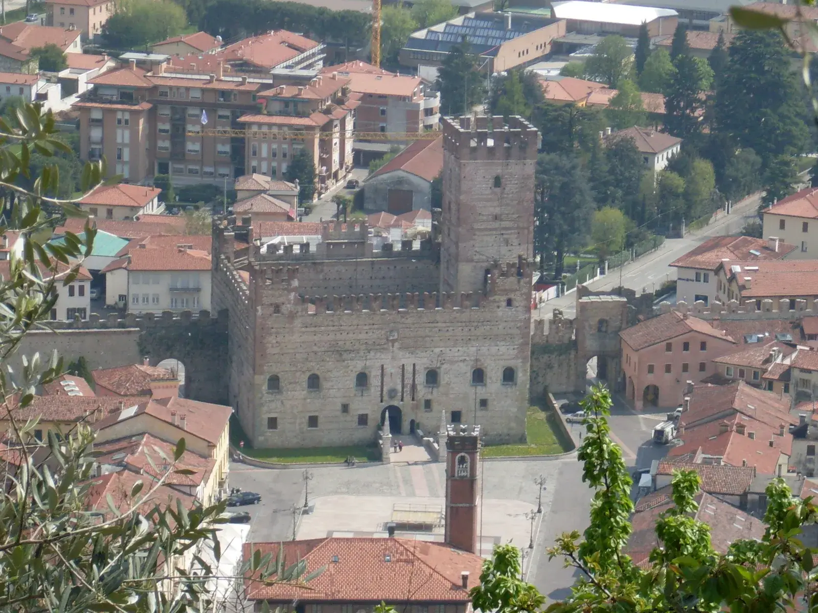 Il castello di Marostica visto dal basso, con le mura che salgono sul colle