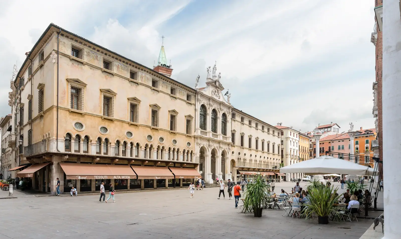 Piazza dei Signori a Vicenza con la Basilica Palladiana e la Torre Bissara