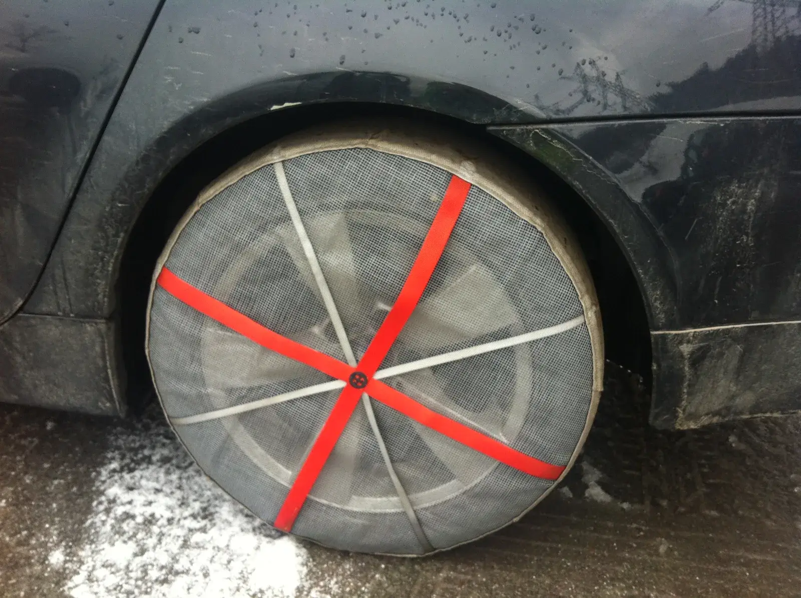 Calza da neve in tessuto montata sulla ruota di un’auto