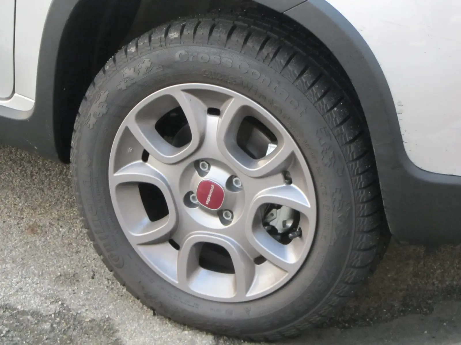 Ruota con pneumatico invernale di una Fiat Panda 4x4