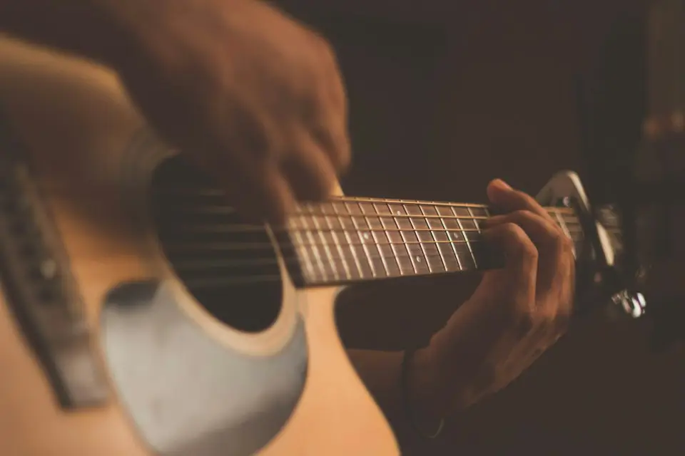 Chitarra acustica suonata da vicino