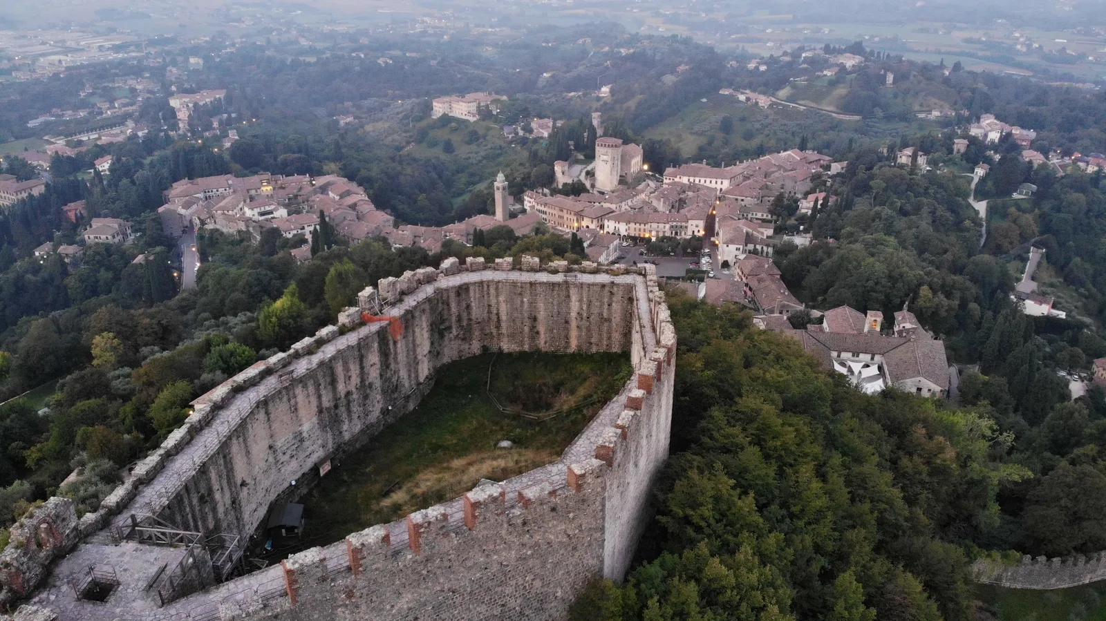 La Rocca di Asolo sul colle sopra il borgo