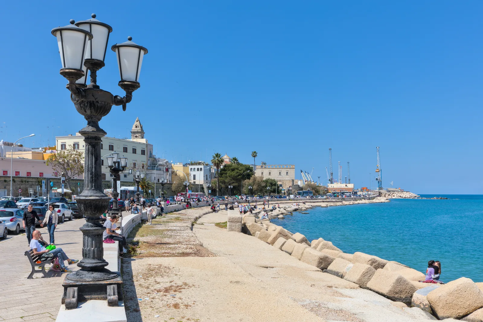Il lungomare monumentale di Bari sul mare Adriatico, con la muraglia e le palazzine affacciate sull’acqua