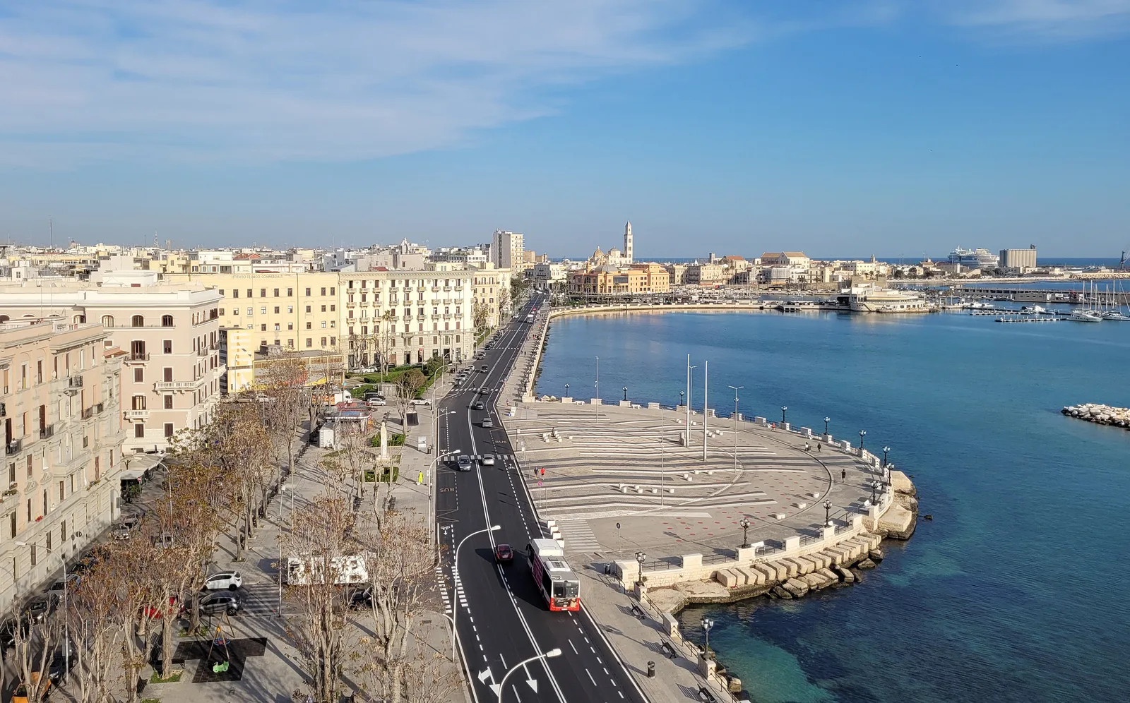 La muraglia e il lungomare Nazario Sauro di Bari visti dal mare