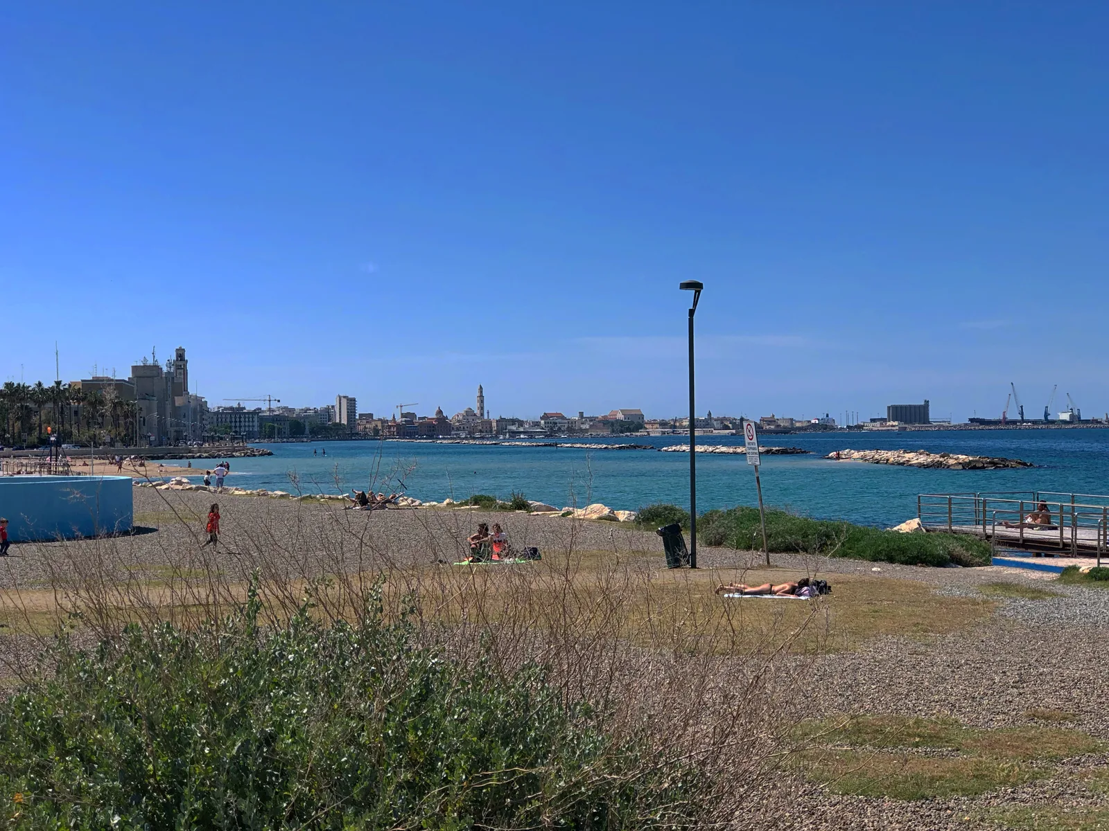 La spiaggia libera di Pane e Pomodoro a Bari, con la sabbia e il mare calmo
