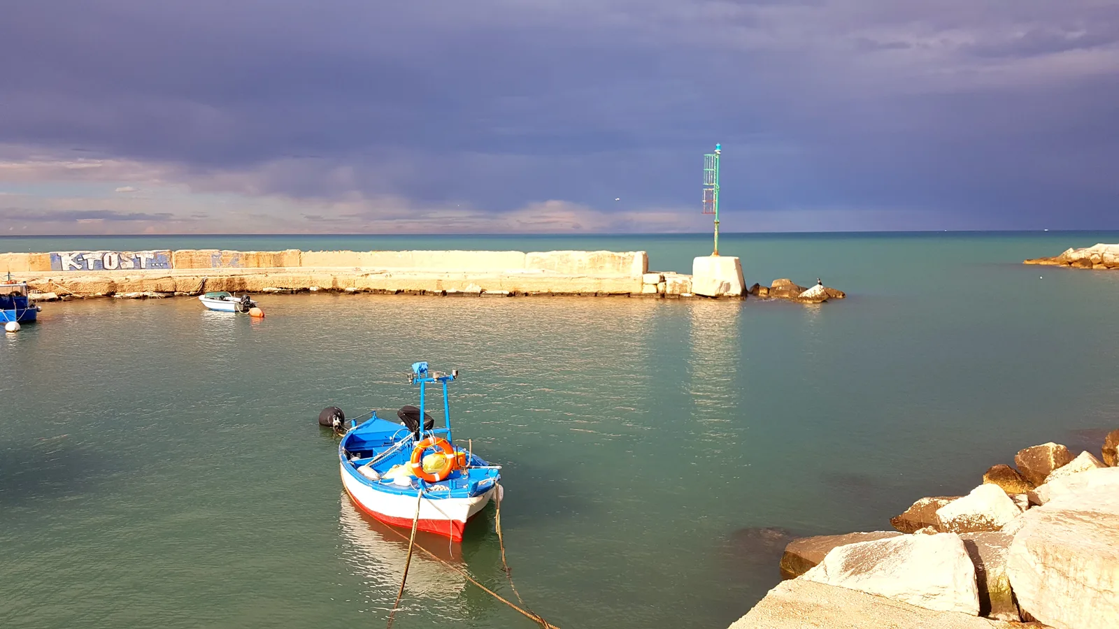 Cala Portecchia a Mola di Bari, con la roccia bassa e l’acqua turchese