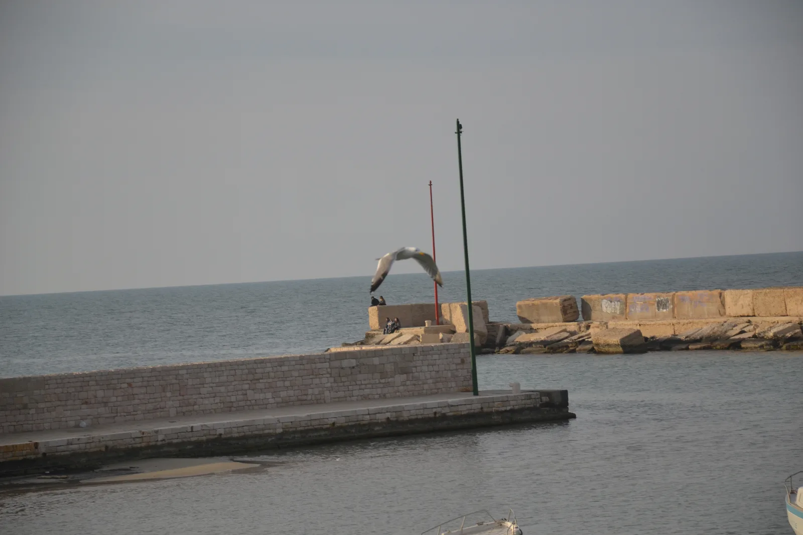 Il piccolo porto peschereccio di Torre a Mare, alla periferia sud di Bari
