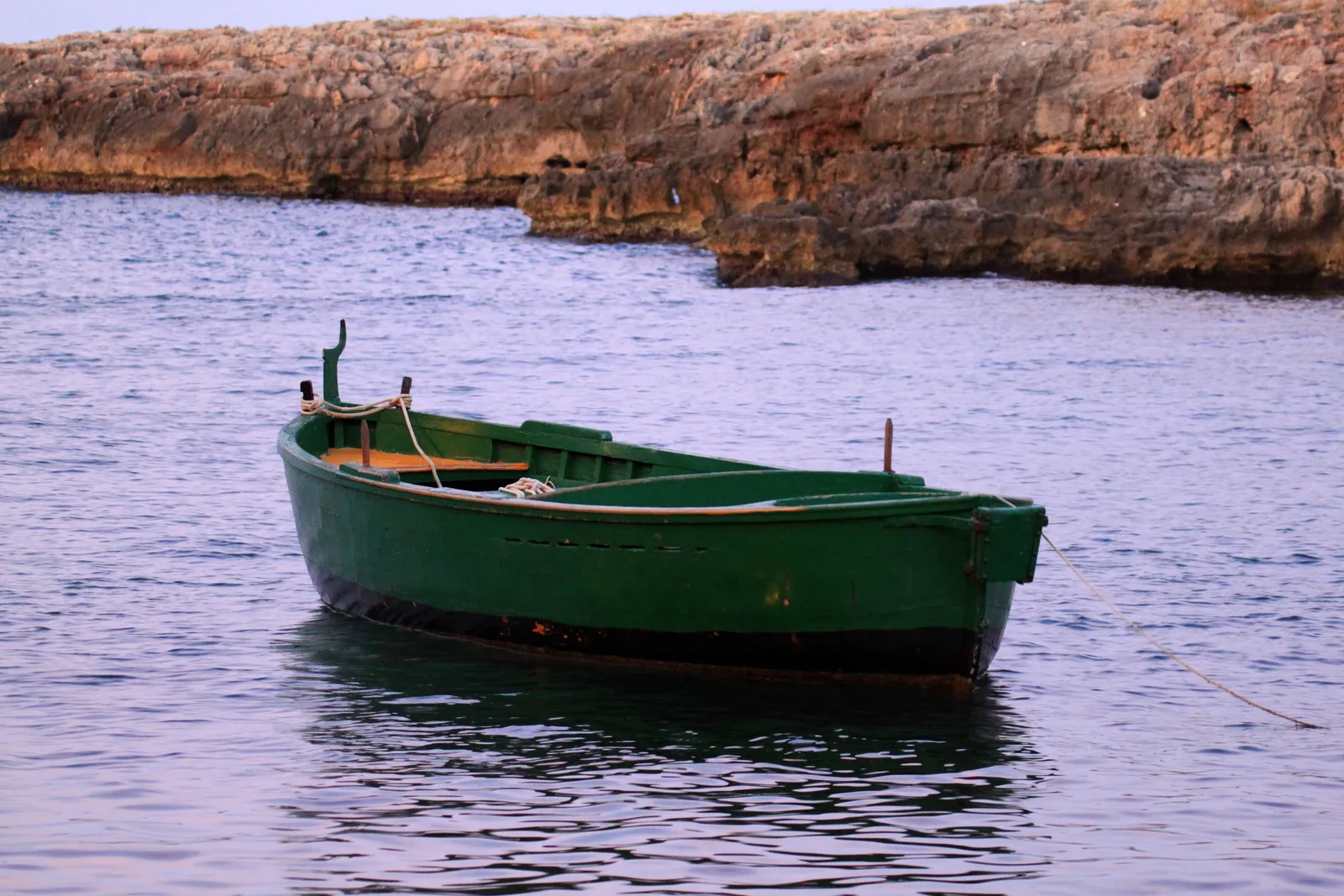 Una barca da pesca ormeggiata a Cala Incina, sulla costa fra Polignano e Monopoli