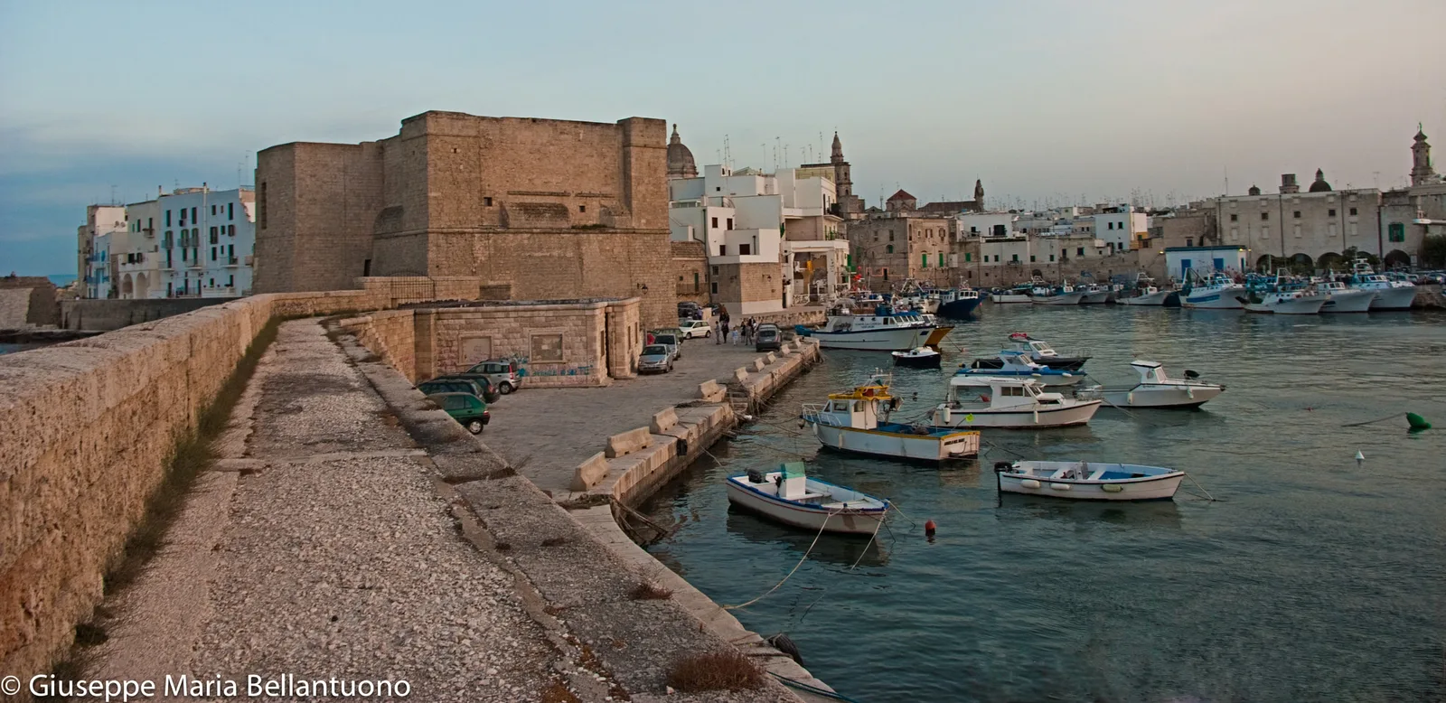 Il Castello di Carlo V a Monopoli al tramonto, visto dal mare