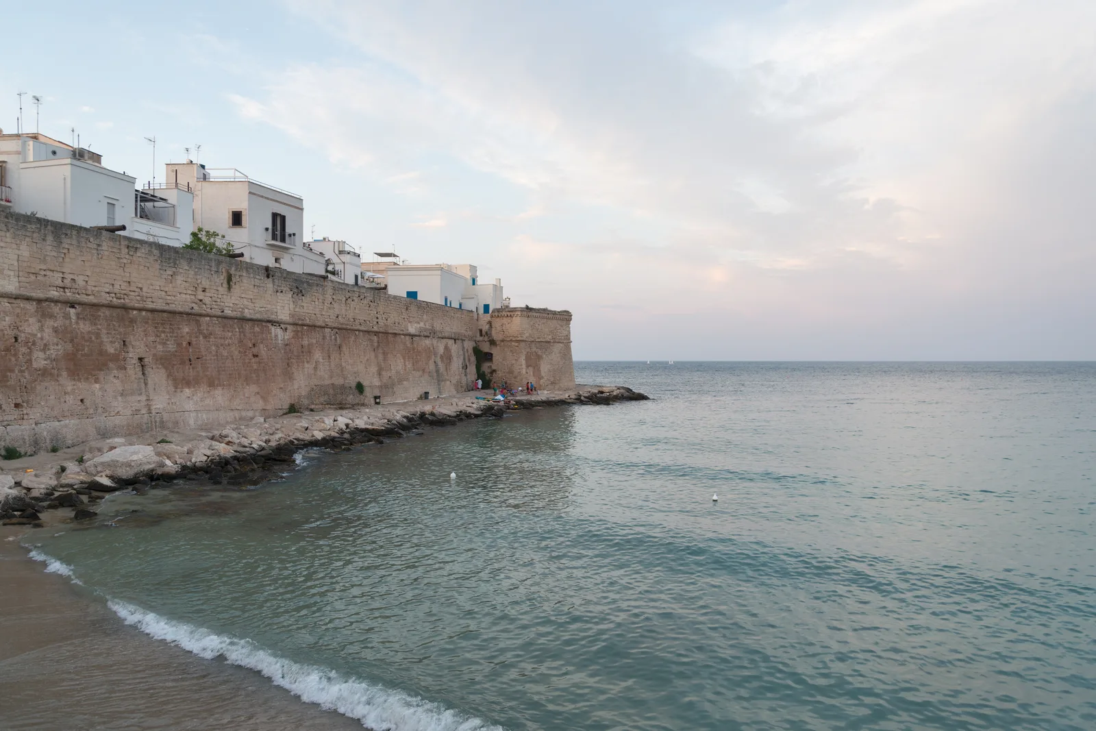 Cala Porta Vecchia a Monopoli, la spiaggia sotto le mura del centro storico