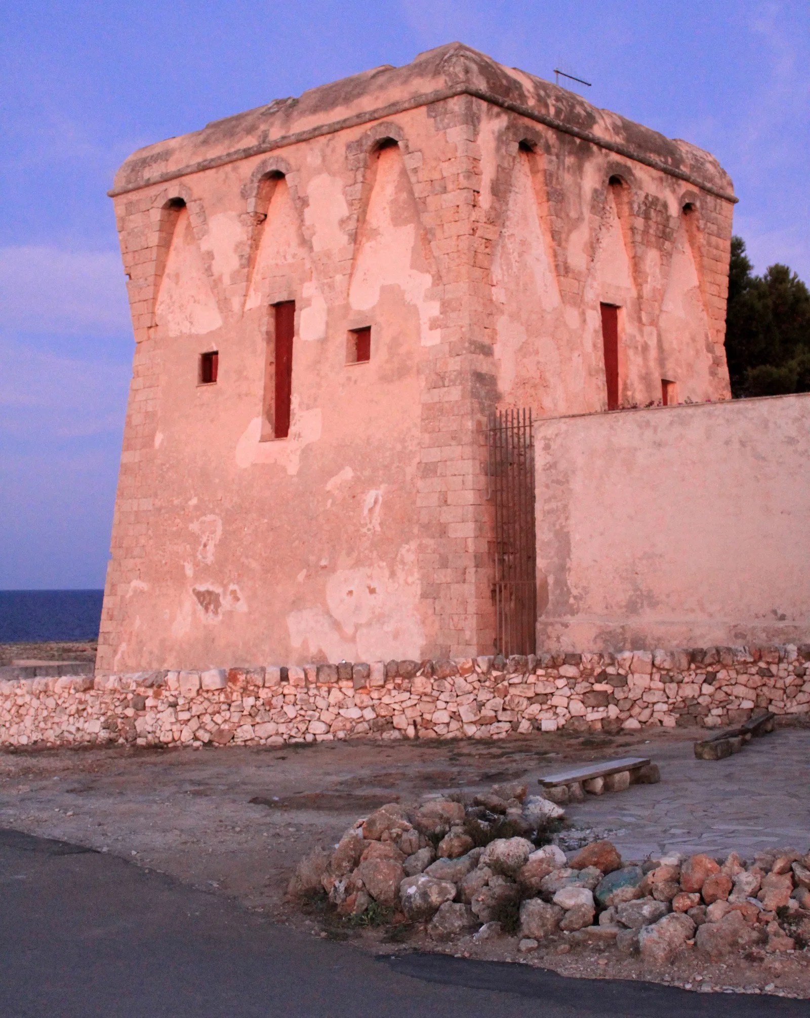 La torre costiera di Torre Incina sulla scogliera fra Polignano e Monopoli