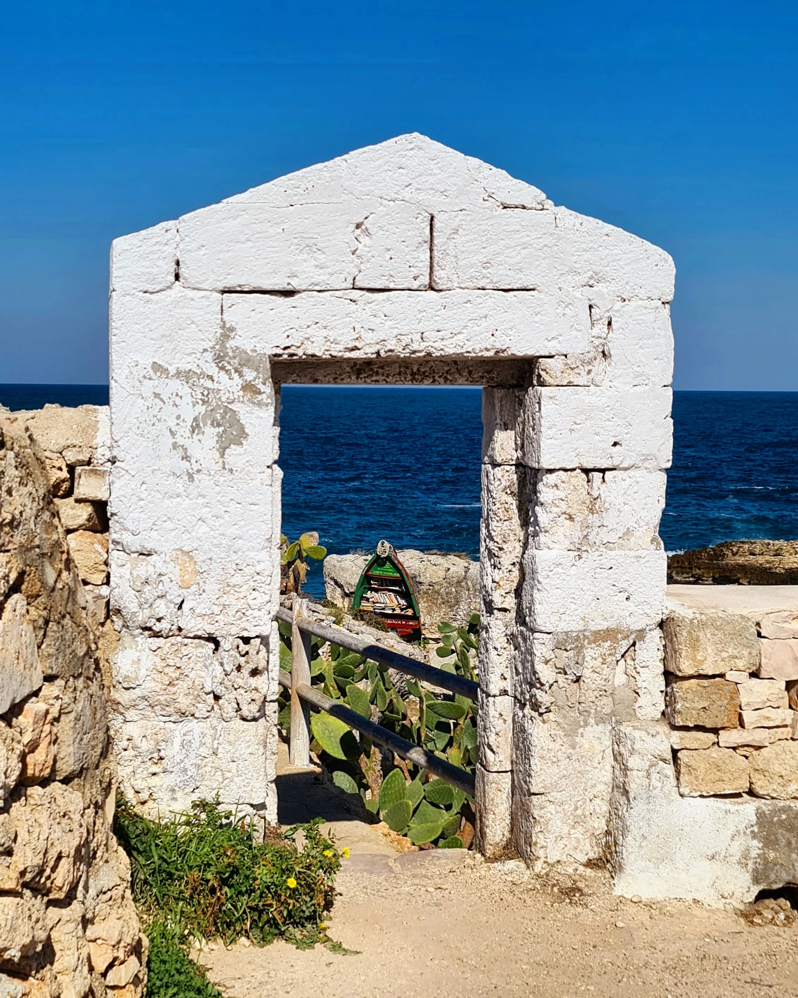 Cala Portalga a Polignano a Mare, insenatura stretta fra pareti di roccia calcarea
