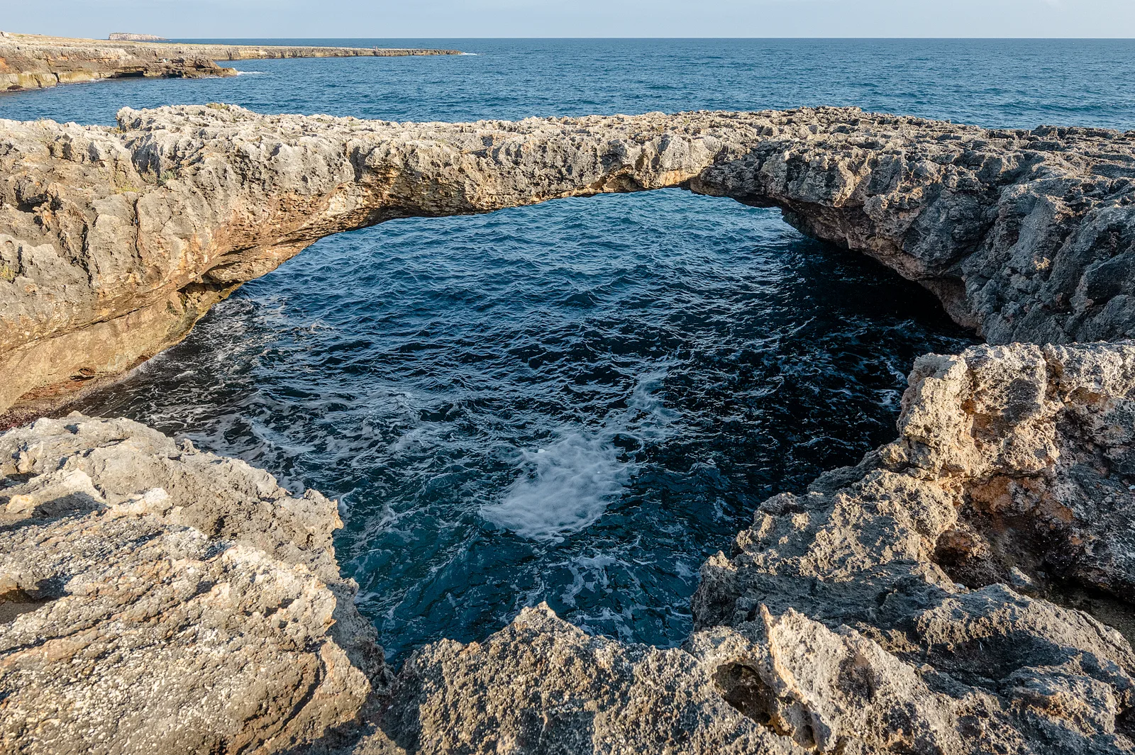 La Grotta di Sella a Polignano a Mare, ampia cavità nella falesia aperta sul mare