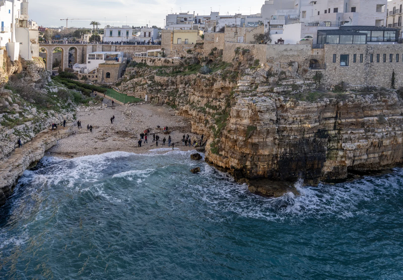 Lama Monachile a Polignano a Mare, la caletta di ciottoli fra due pareti di roccia con le case a strapiombo
