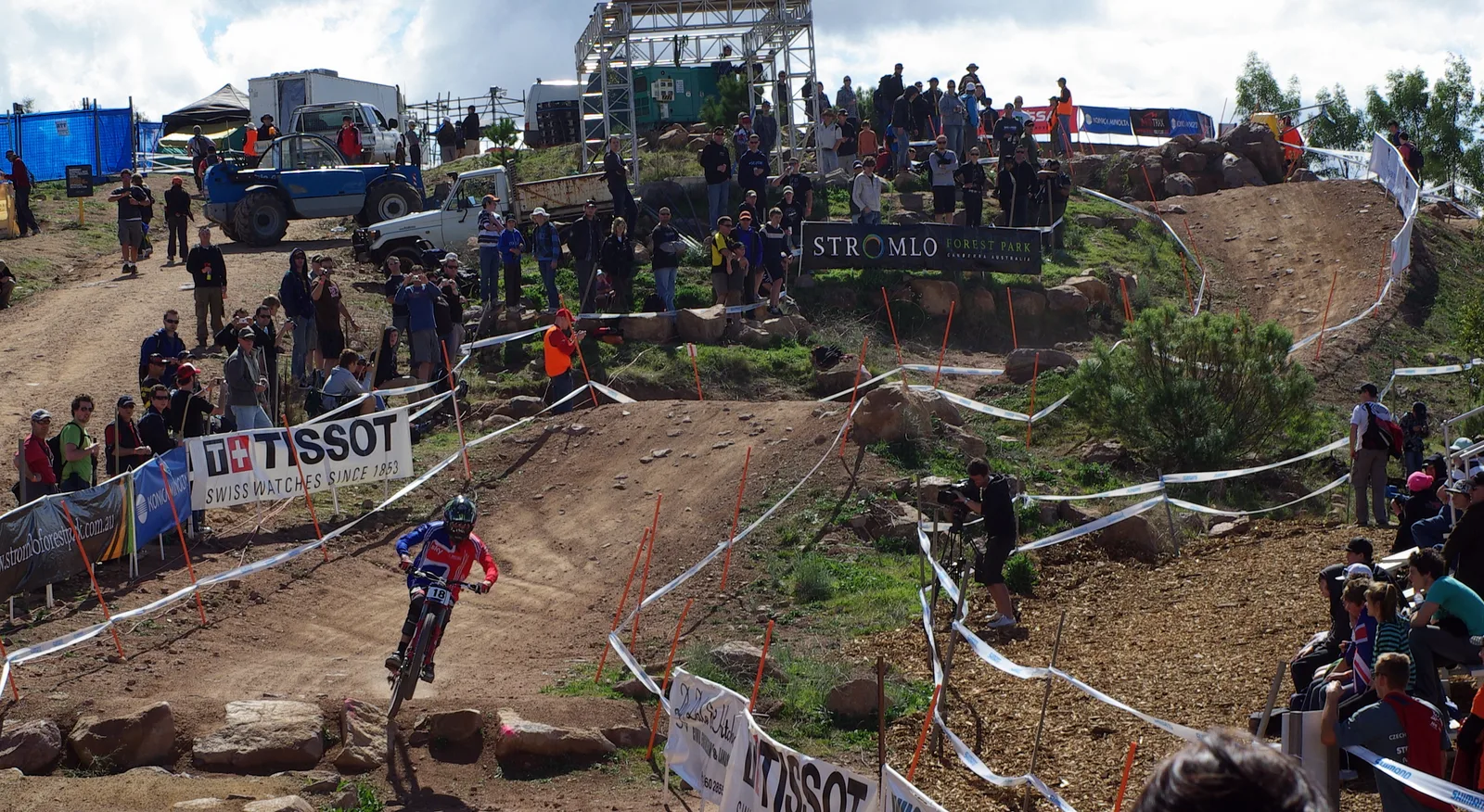 Un biker in discesa su un sentiero di mountain bike downhill