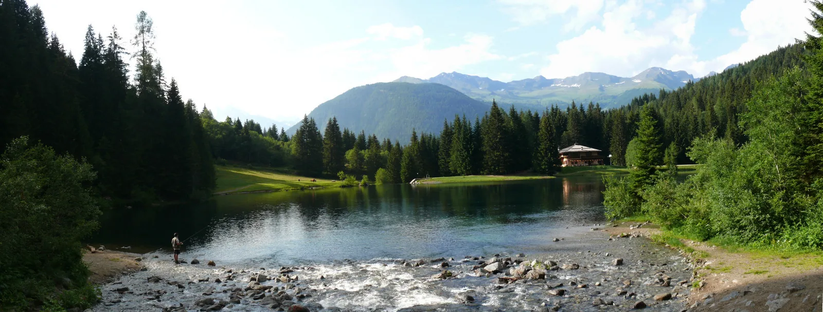 Il Lago dei Caprioli in Val di Sole circondato dai boschi
