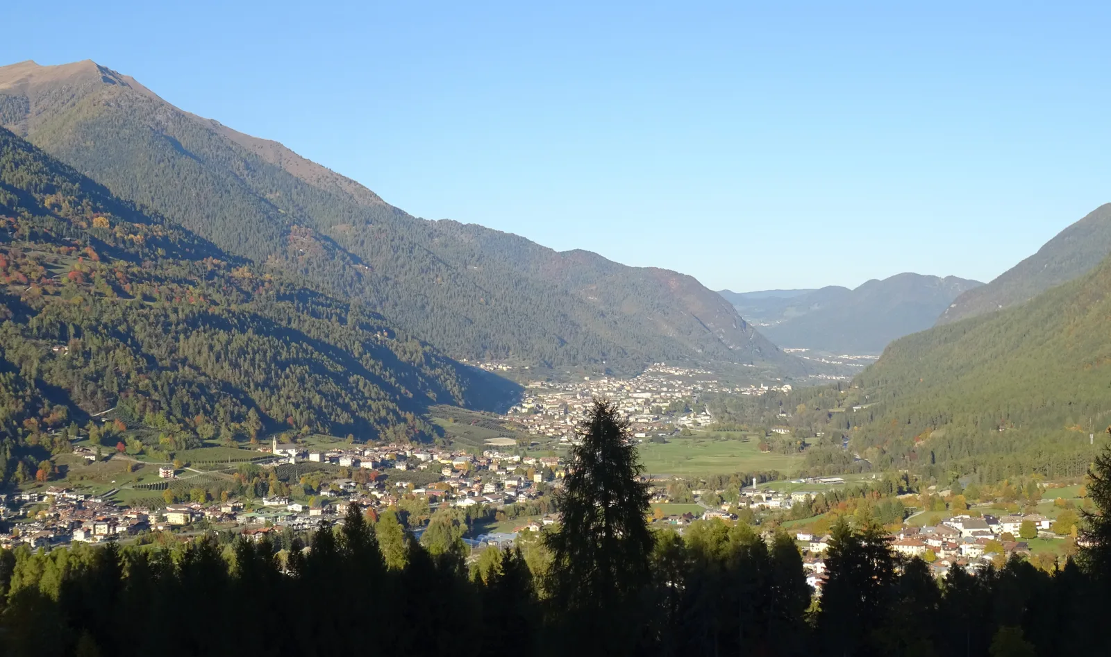 La Val di Sole vista dall’alto con i paesi nel fondovalle e le montagne attorno