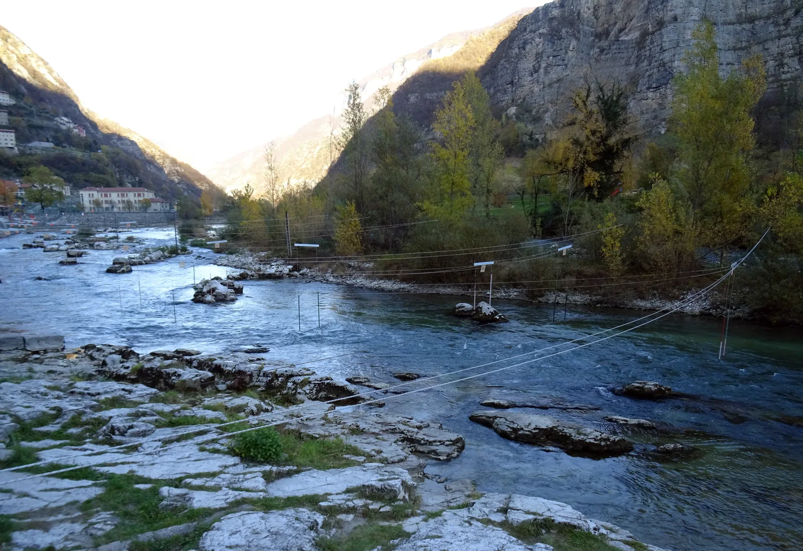 Il fiume Brenta a Valstagna con le porte del campo di slalom sospese sopra la corrente
