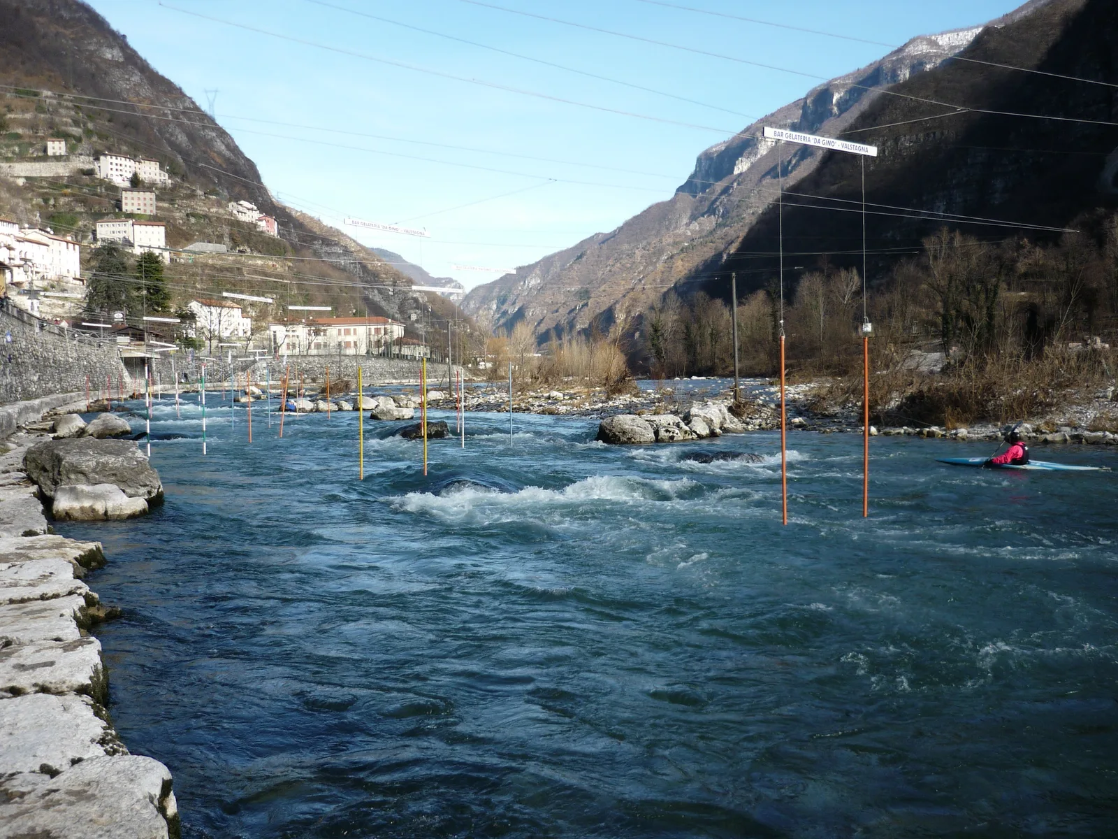 Il percorso di canoa slalom sul Brenta a Valstagna visto dalla riva