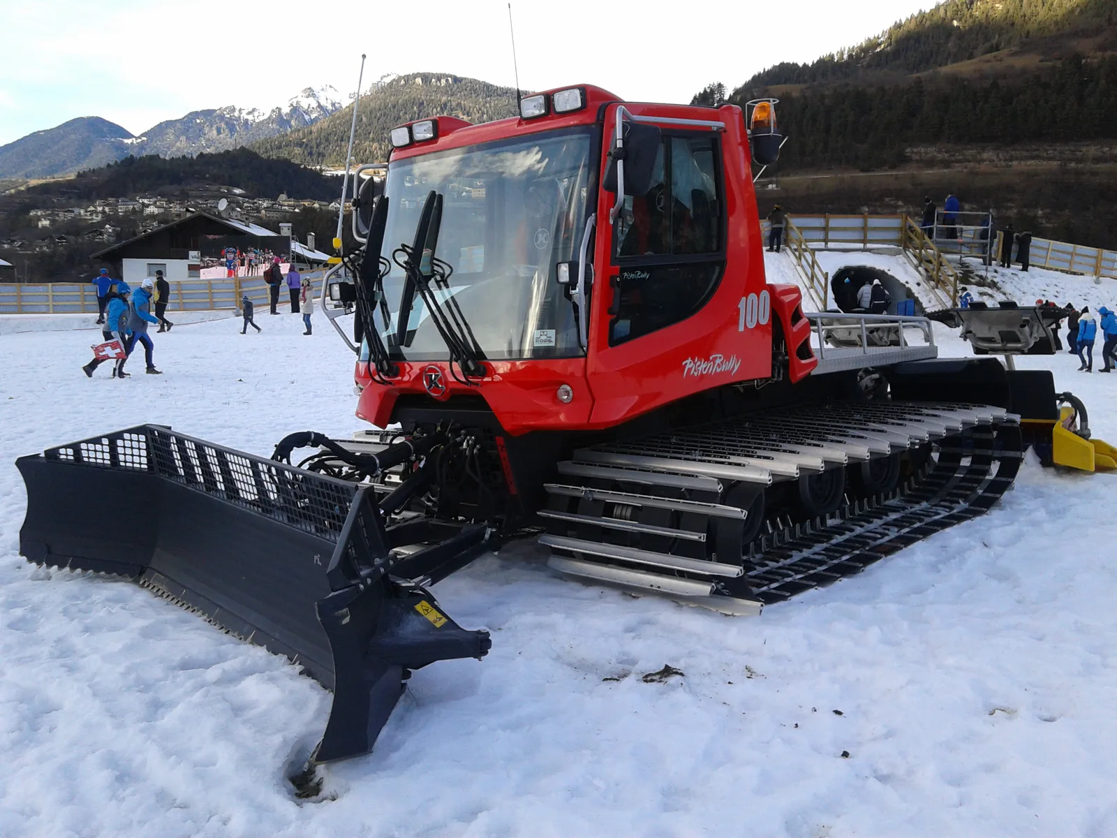 Un gatto delle nevi traccia le piste da fondo a Lago di Tesero