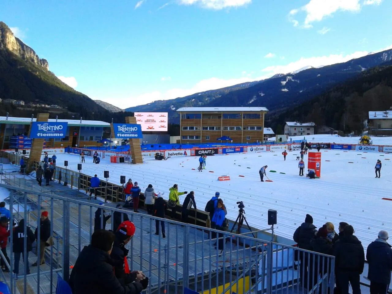 Lo stadio del fondo di Lago di Tesero durante una gara di Coppa del Mondo