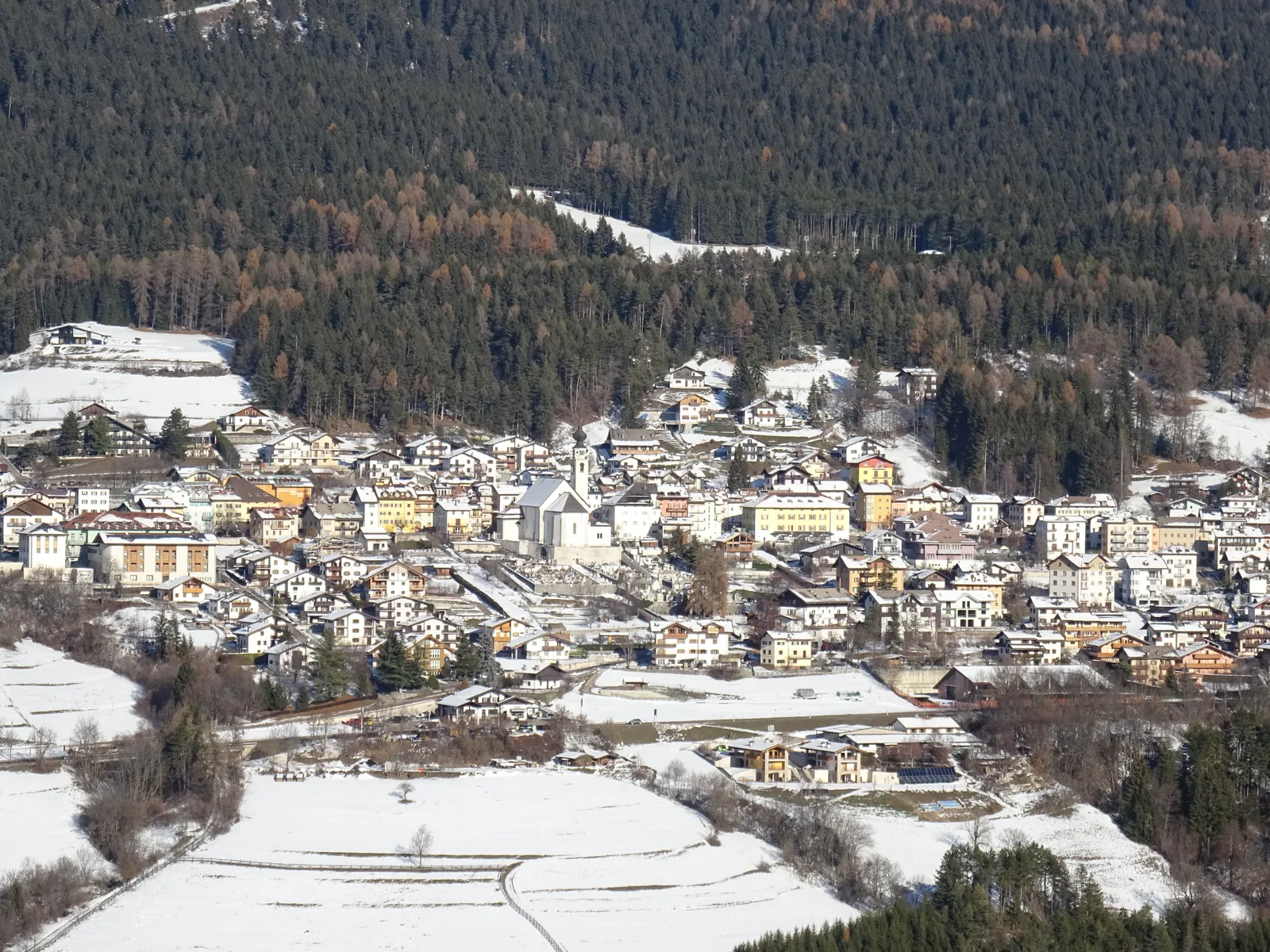 Il paese di Folgaria con l’altopiano dell’Alpe Cimbra alle spalle
