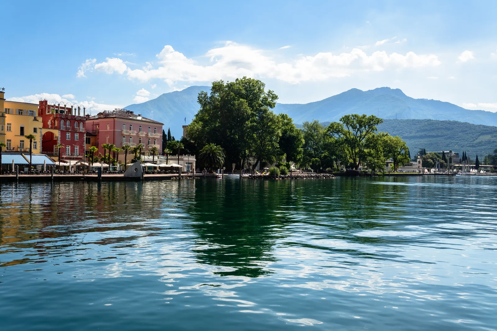 Riva del Garda sulla punta nord del lago, con le pareti di roccia attorno